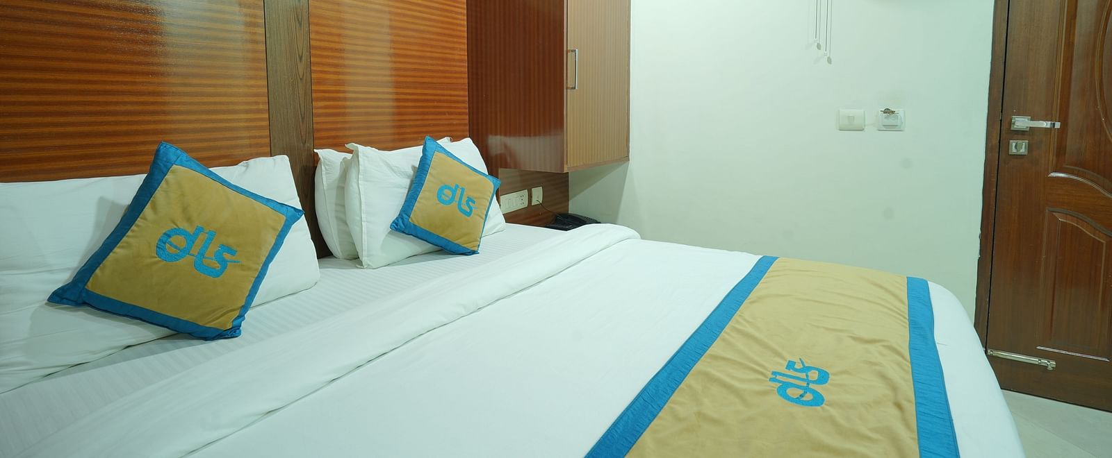 Deluxe room featuring a king size bed and a wall-mounted fan at DLS Hotels The Rock Castle.
